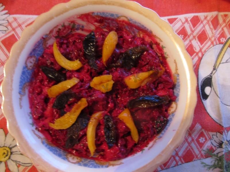 Шаг 6 приготовления Свекольный салат с курагой и черносливом