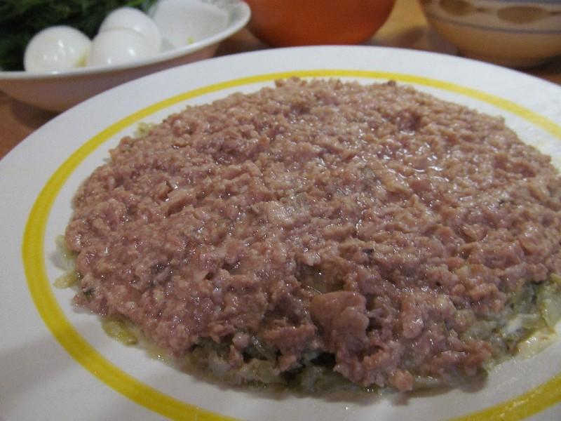 Шаг 10 приготовления Салат Подсолнух с печенью трески