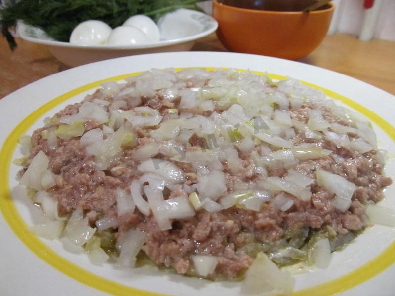 Шаг 11 приготовления Салат Подсолнух с печенью трески
