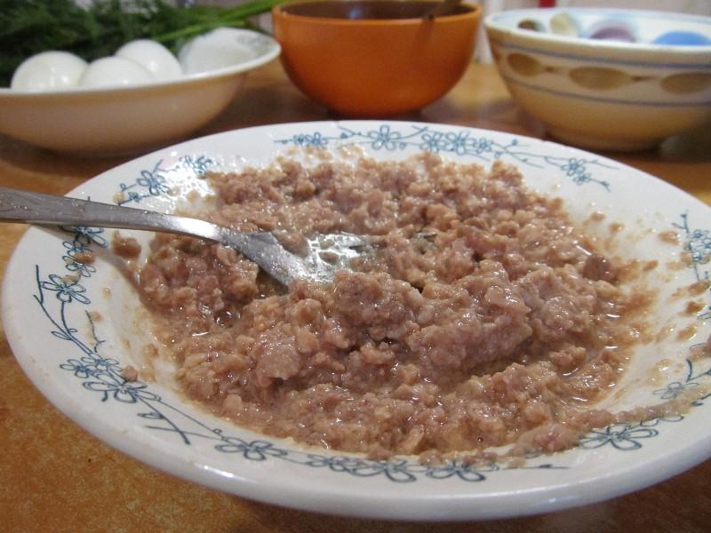 Шаг 9 приготовления Салат Подсолнух с печенью трески
