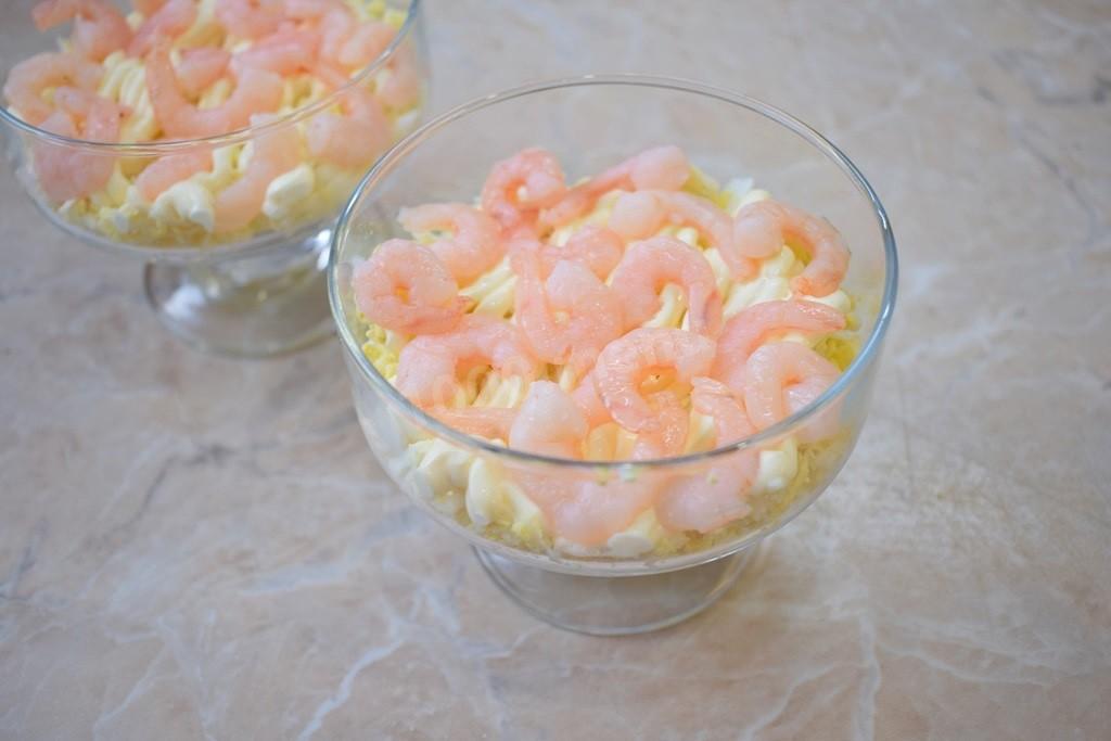 Шаг 4 приготовления Салат с сыром яйцом и креветками в креманках