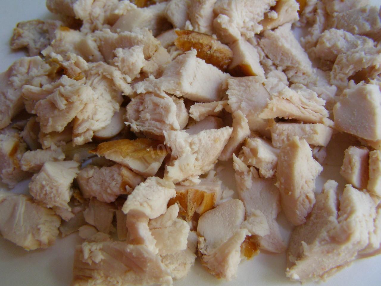 Шаг 1 приготовления Салат с мягким сыром огурцом помидором курицей горошком яйцо