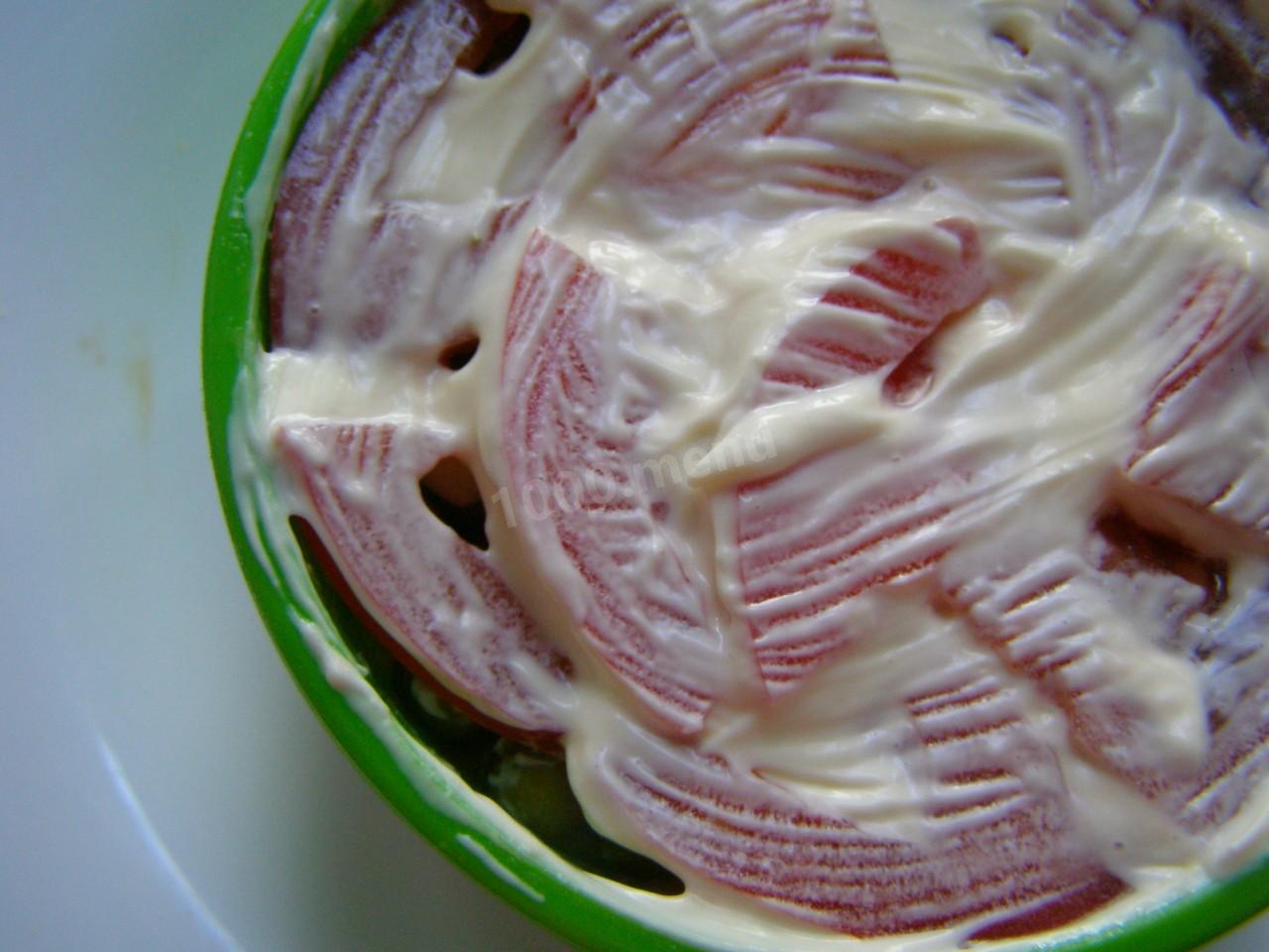 Шаг 10 приготовления Салат с мягким сыром огурцом помидором курицей горошком яйцо