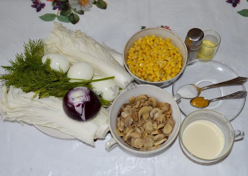 Шаг 1 приготовления Салат с консервированными шампиньонами и кукурузой