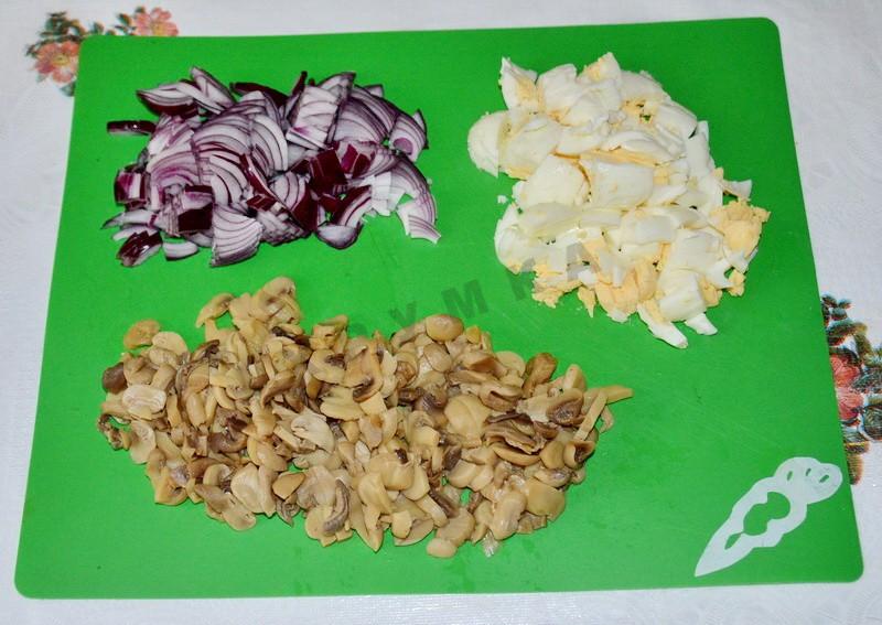 Шаг 2 приготовления Салат с консервированными шампиньонами и кукурузой