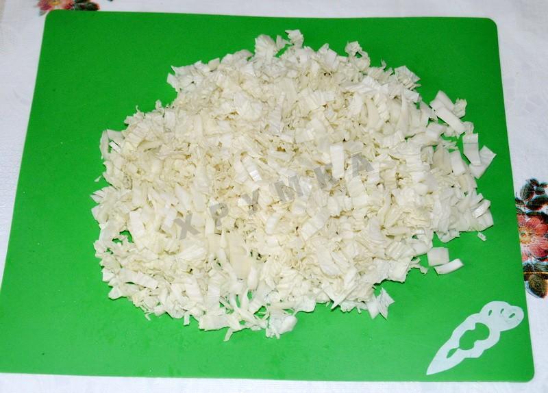 Шаг 3 приготовления Салат с консервированными шампиньонами и кукурузой