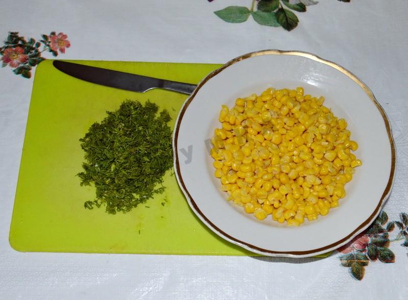 Шаг 4 приготовления Салат с консервированными шампиньонами и кукурузой