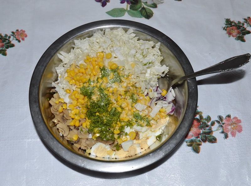 Шаг 6 приготовления Салат с консервированными шампиньонами и кукурузой