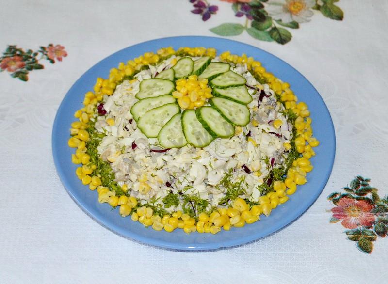 Шаг 7 приготовления Салат с консервированными шампиньонами и кукурузой