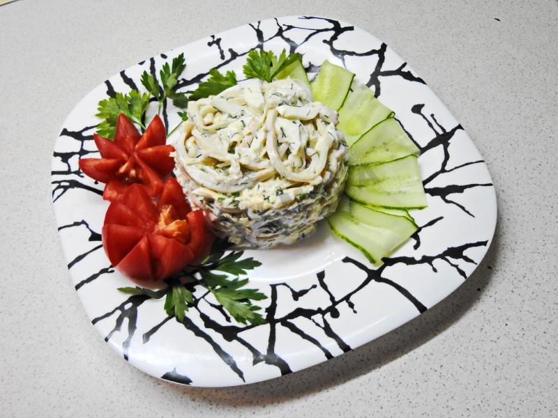 Шаг 11 приготовления Салат из кальмаров с чесноком