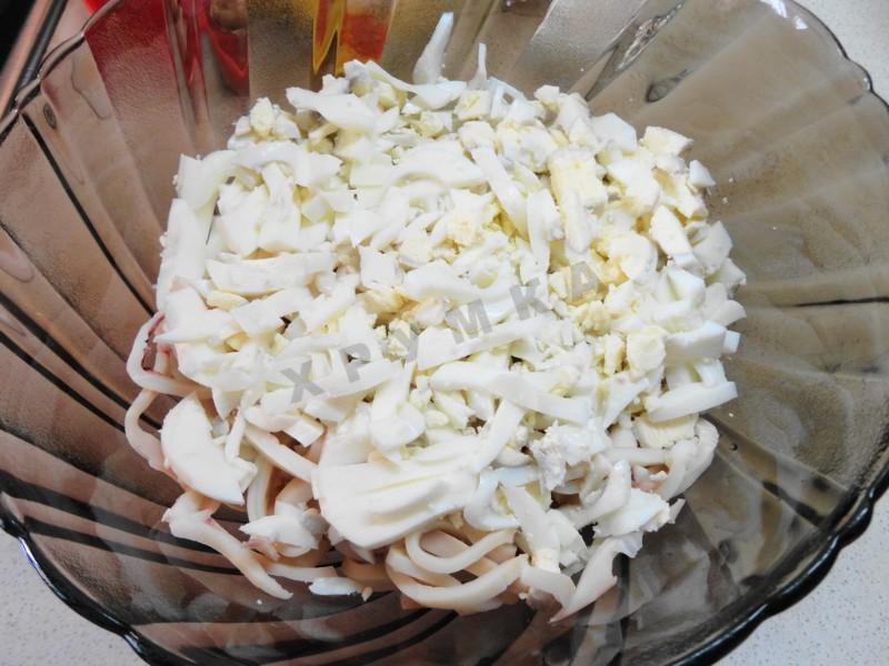 Шаг 7 приготовления Салат из кальмаров с чесноком