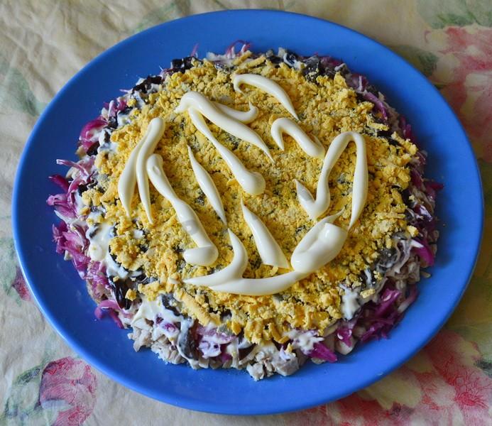 Шаг 13 приготовления Салат Чёрный Принц с курицей и черносливом