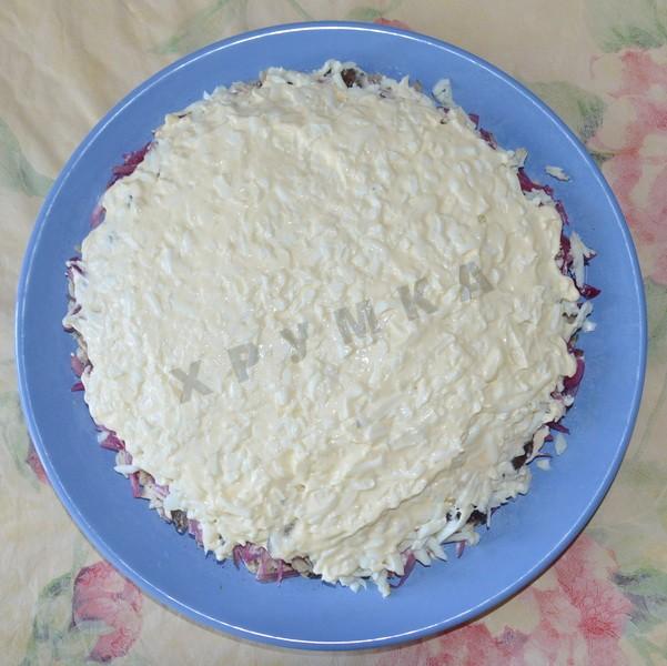 Шаг 14 приготовления Салат Чёрный Принц с курицей и черносливом