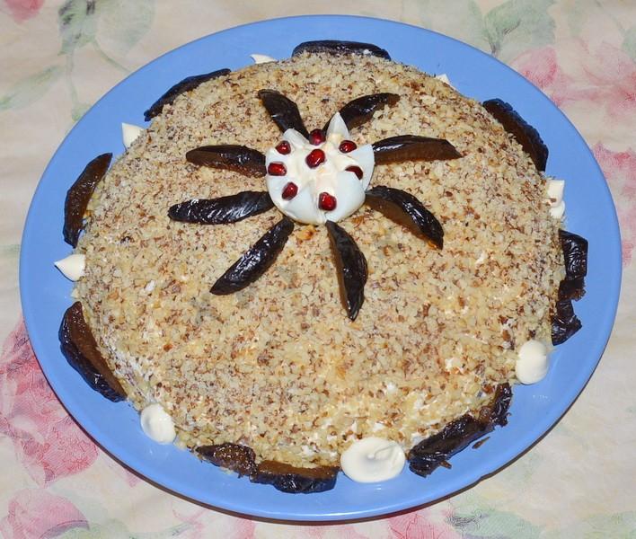 Шаг 16 приготовления Салат Чёрный Принц с курицей и черносливом