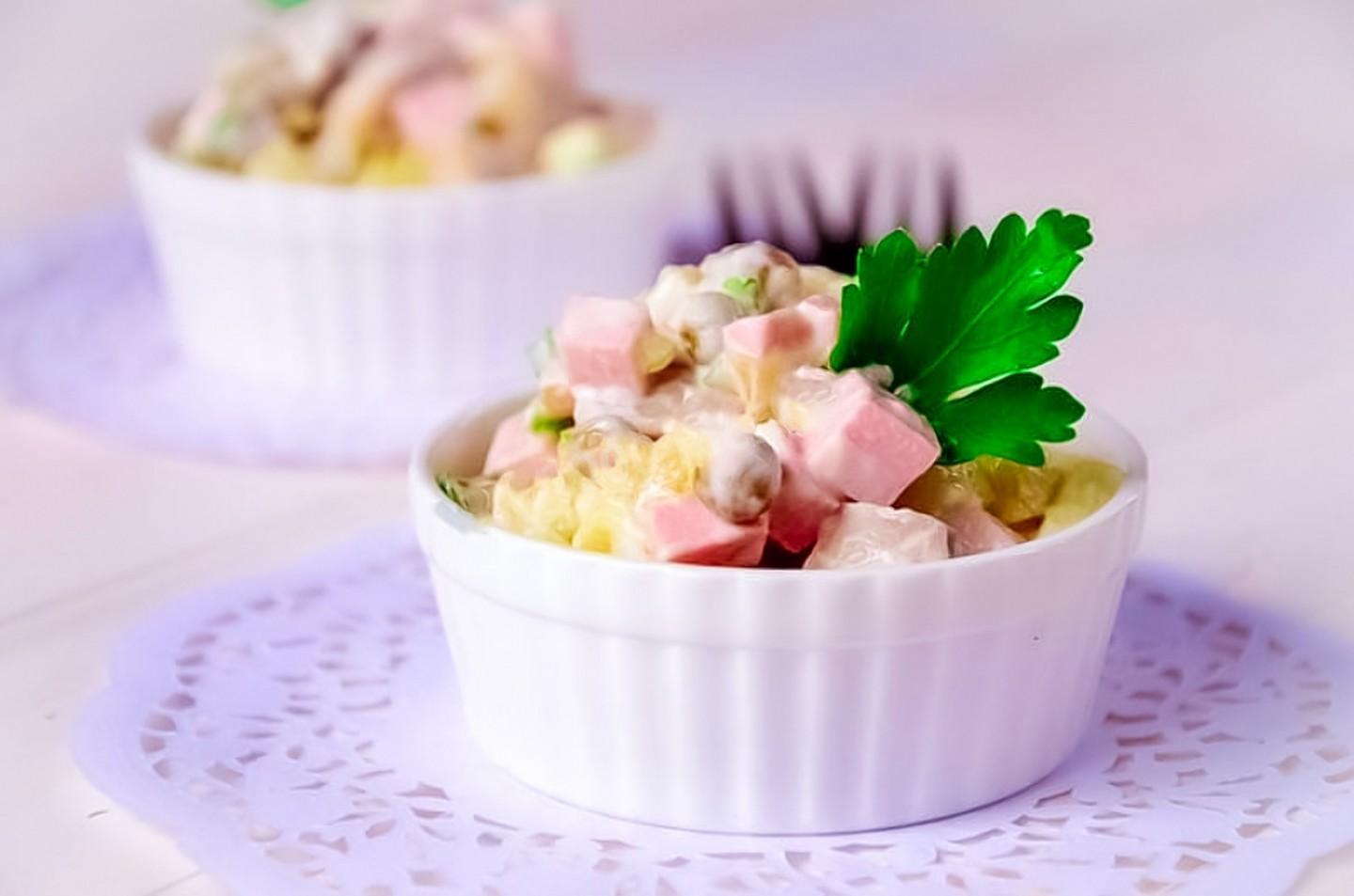 Обложка рецепта Салат с зеленым горошком и солеными огурцами