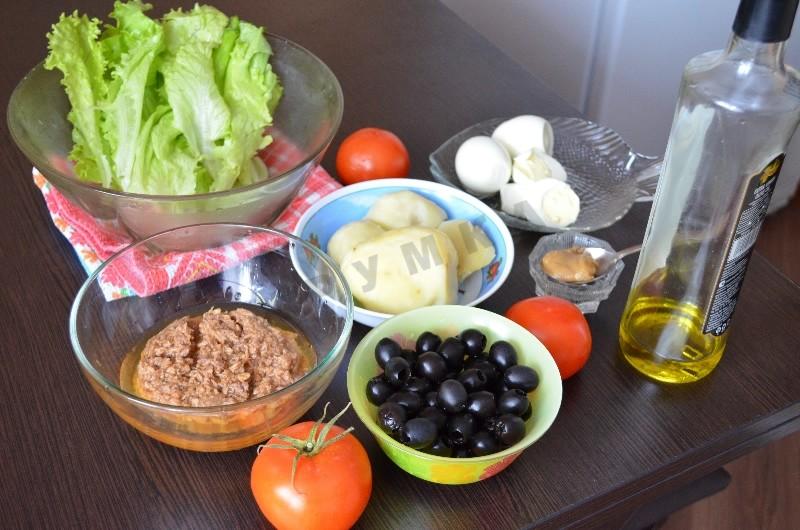 Шаг 1 приготовления Рыбный салат Нисуаз с черными маслинами и куриными яйцами