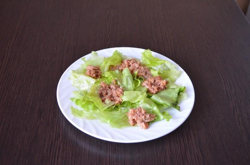 Шаг 2 приготовления Рыбный салат Нисуаз с черными маслинами и куриными яйцами