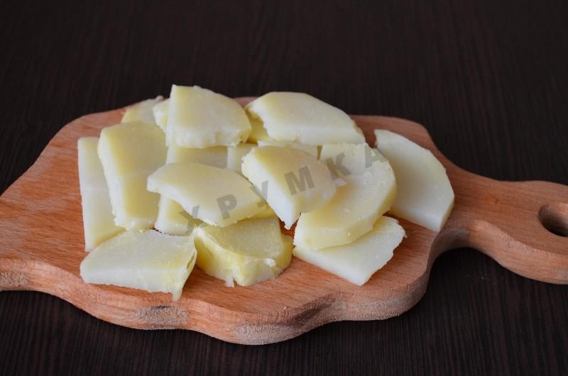 Шаг 3 приготовления Рыбный салат Нисуаз с черными маслинами и куриными яйцами