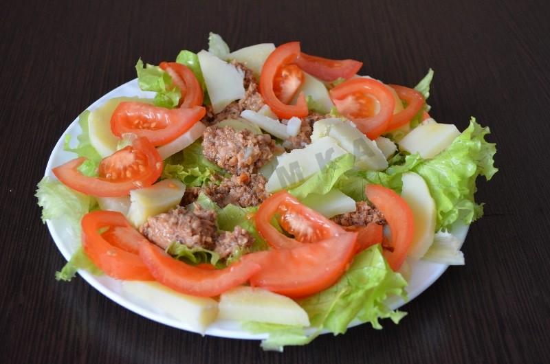 Шаг 4 приготовления Рыбный салат Нисуаз с черными маслинами и куриными яйцами