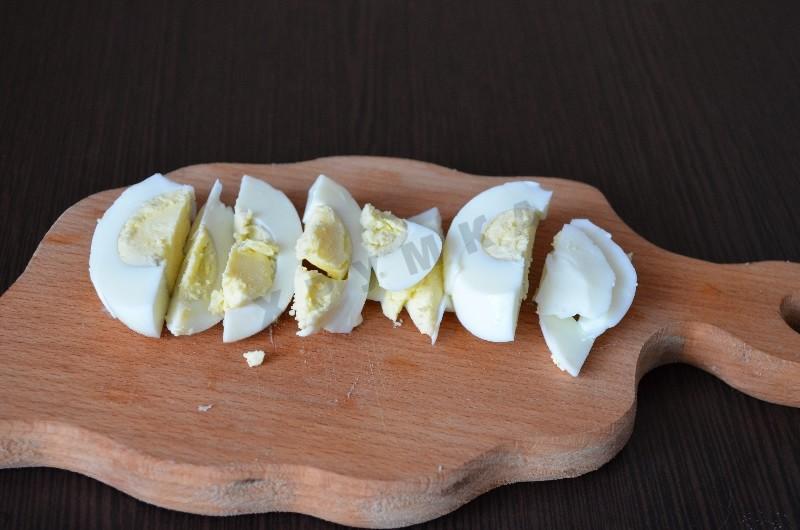 Шаг 5 приготовления Рыбный салат Нисуаз с черными маслинами и куриными яйцами