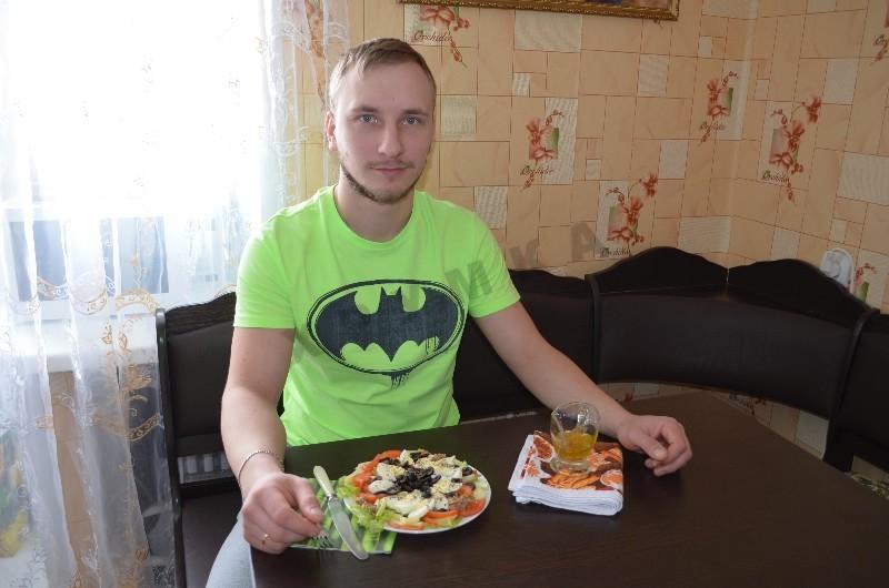 Шаг 9 приготовления Рыбный салат Нисуаз с черными маслинами и куриными яйцами