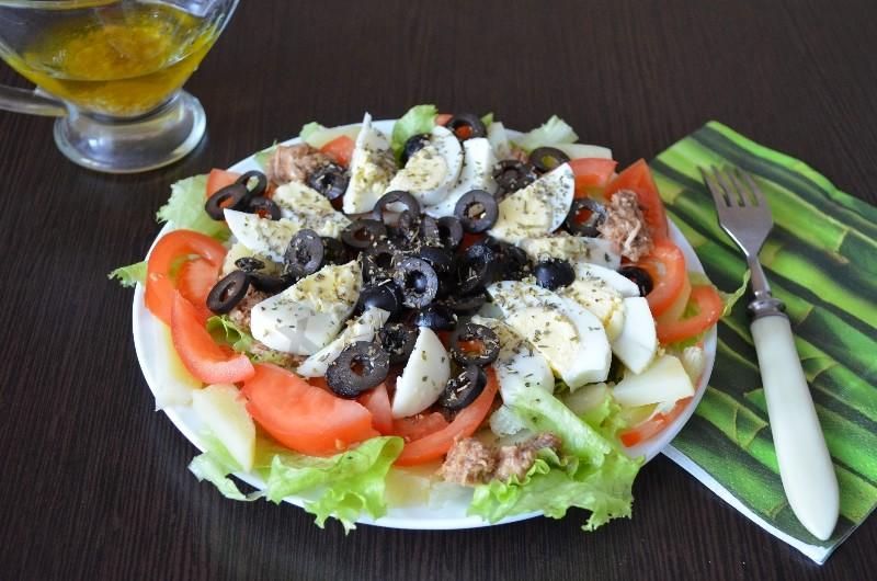 Обложка рецепта Рыбный салат Нисуаз с черными маслинами и куриными яйцами
