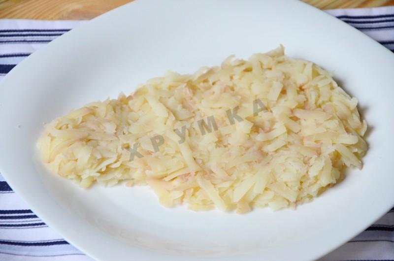 Шаг 3 приготовления Салат с консервированной рыбой, рисом и яйцами