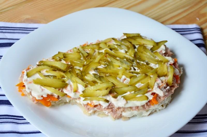 Шаг 6 приготовления Салат с консервированной рыбой, рисом и яйцами
