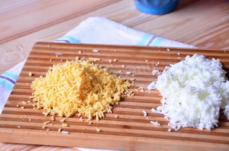 Шаг 4 приготовления Салат Часы с куриным филе сыром и корейской морковью