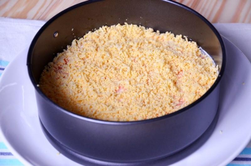 Шаг 7 приготовления Салат Часы с куриным филе сыром и корейской морковью