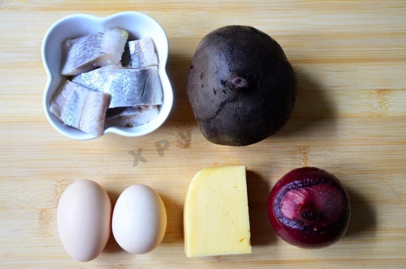 Шаг 1 приготовления Салат со свеклой, сыром и сельдью