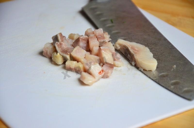 Шаг 2 приготовления Салат со свеклой, сыром и сельдью