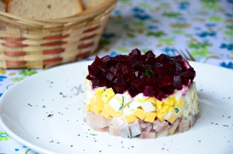 Обложка рецепта Салат со свеклой, сыром и сельдью