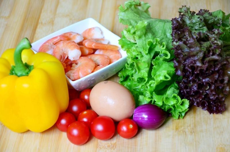 Шаг 1 приготовления Салат с креветками, черри и яйцом пашот