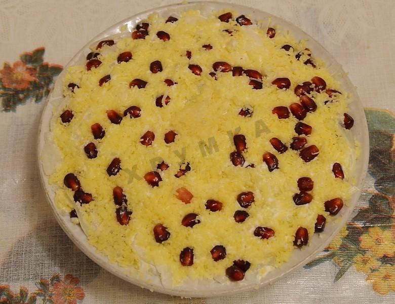 Шаг 11 приготовления Салат с маринованным луком, гранатом и сметаной