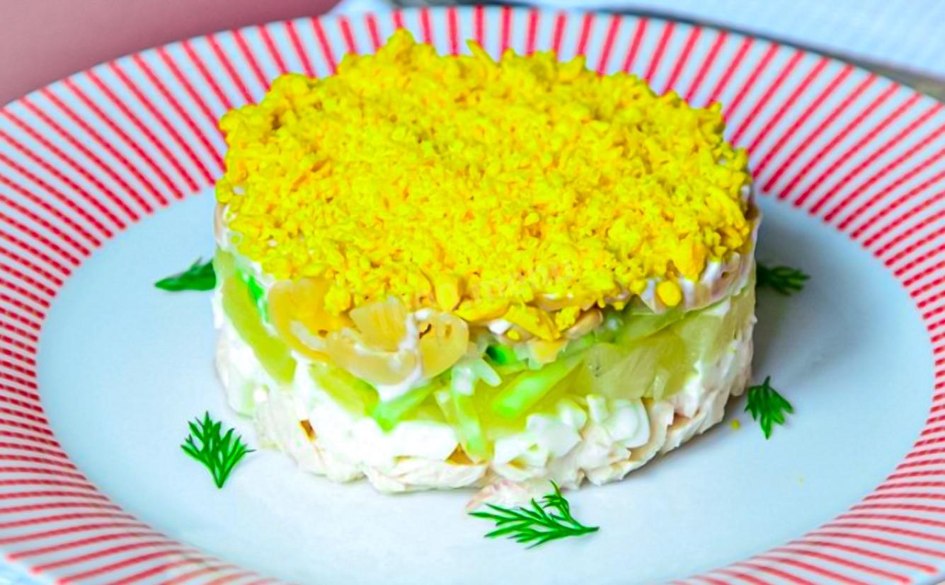 Обложка рецепта Салат Фиеста с запеченной курицей, ананасами и грибами