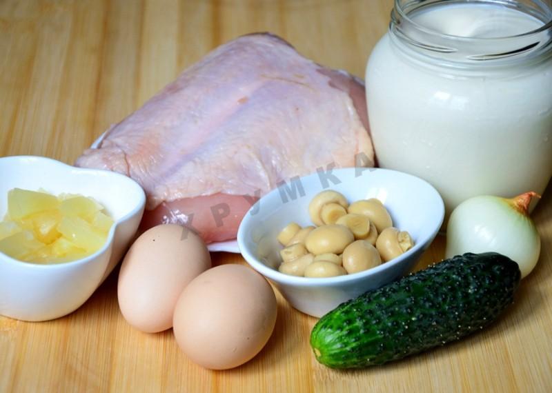 Шаг 1 приготовления Салат Фиеста с запеченной курицей, ананасами и грибами