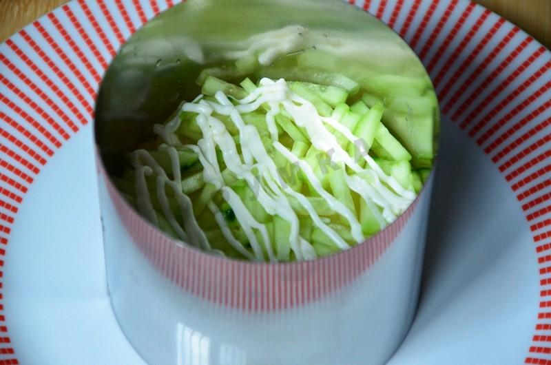 Шаг 11 приготовления Салат Фиеста с запеченной курицей, ананасами и грибами