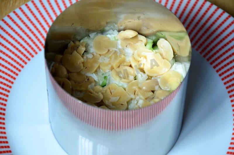 Шаг 12 приготовления Салат Фиеста с запеченной курицей, ананасами и грибами