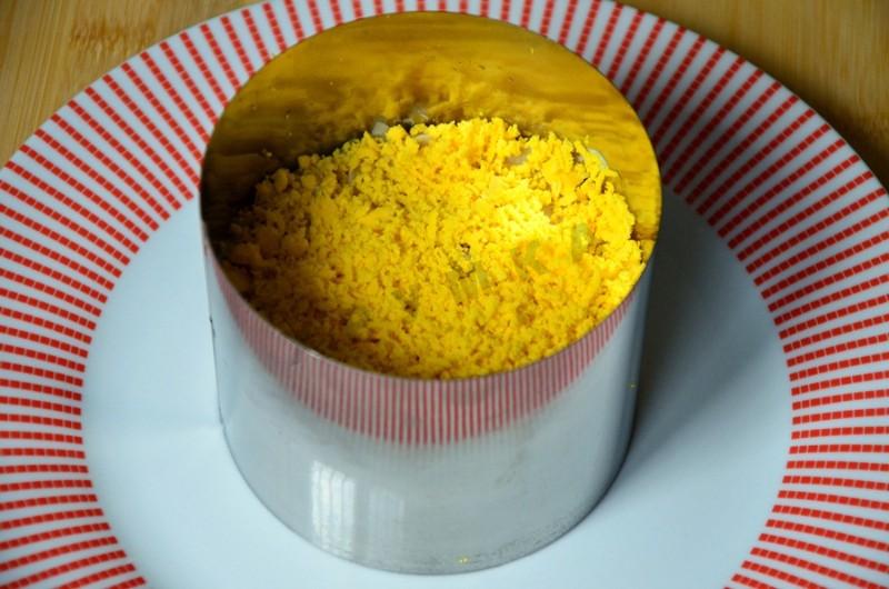 Шаг 13 приготовления Салат Фиеста с запеченной курицей, ананасами и грибами