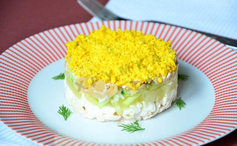 Шаг 14 приготовления Салат Фиеста с запеченной курицей, ананасами и грибами