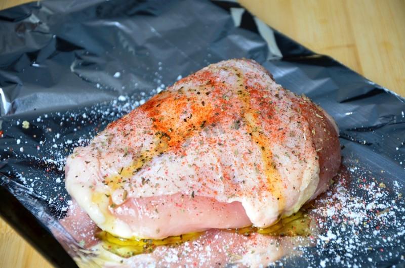 Шаг 2 приготовления Салат Фиеста с запеченной курицей, ананасами и грибами