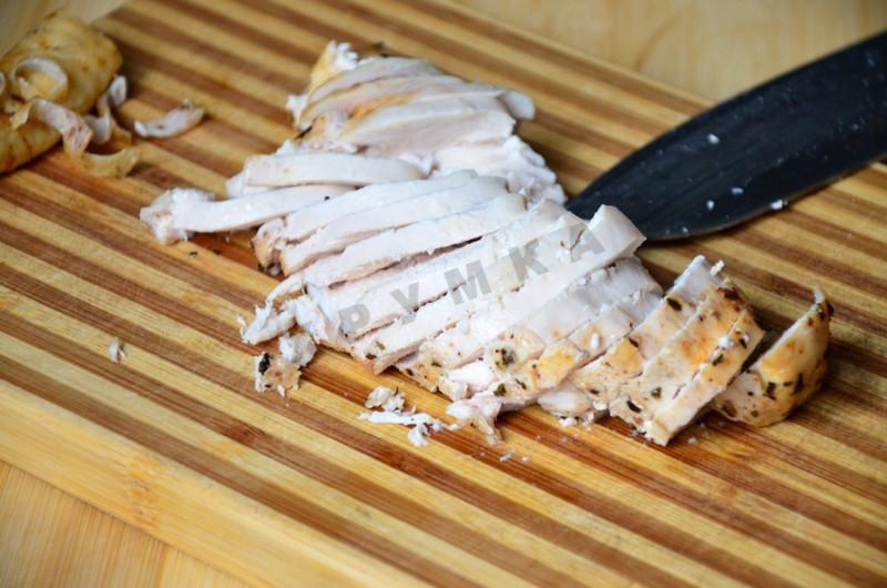 Шаг 4 приготовления Салат Фиеста с запеченной курицей, ананасами и грибами