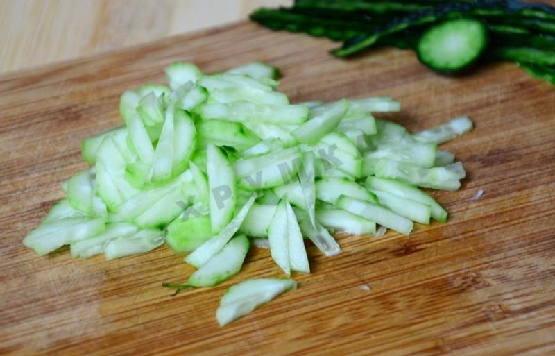 Шаг 6 приготовления Салат Фиеста с запеченной курицей, ананасами и грибами