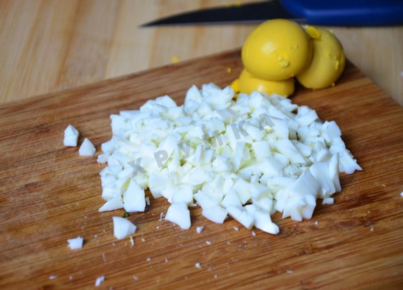 Шаг 7 приготовления Салат Фиеста с запеченной курицей, ананасами и грибами