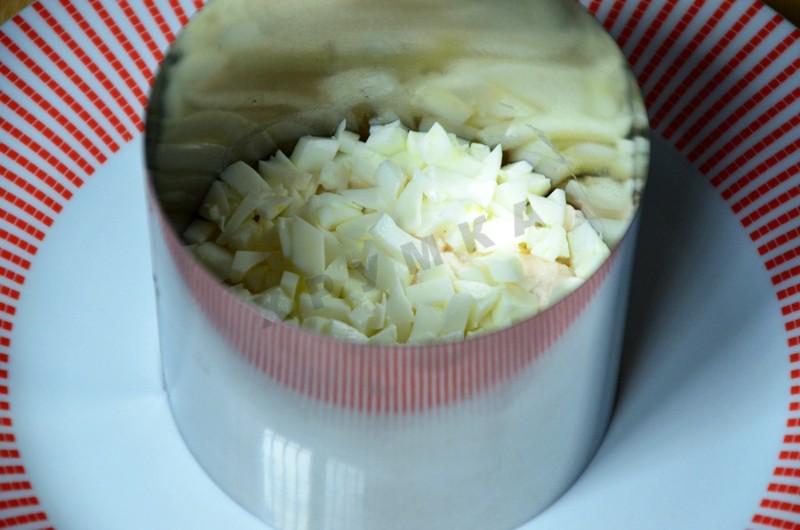 Шаг 9 приготовления Салат Фиеста с запеченной курицей, ананасами и грибами