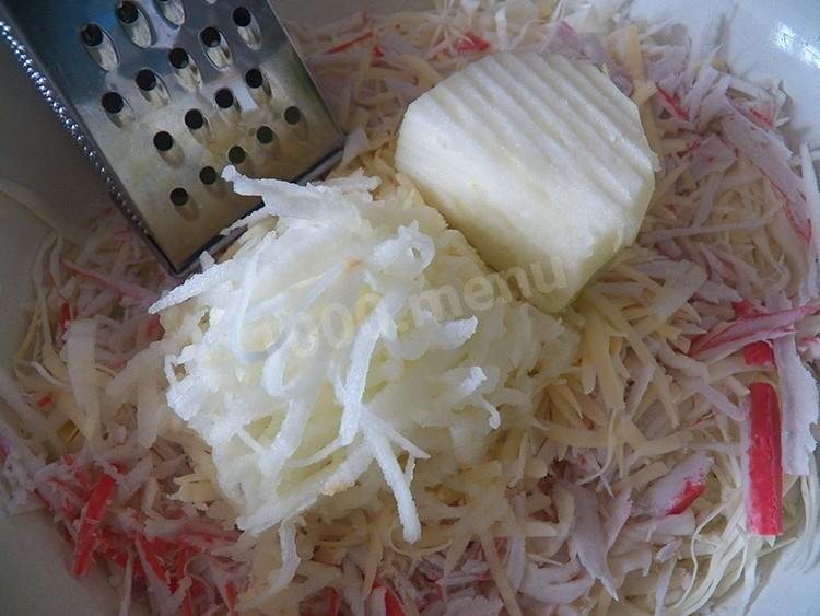 Шаг 5 приготовления Салат с капустой и крабовыми палочками