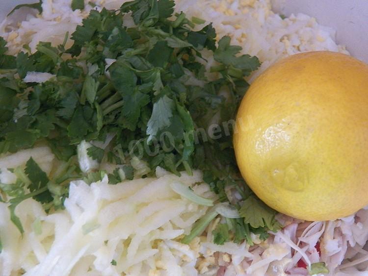 Шаг 7 приготовления Салат с капустой и крабовыми палочками