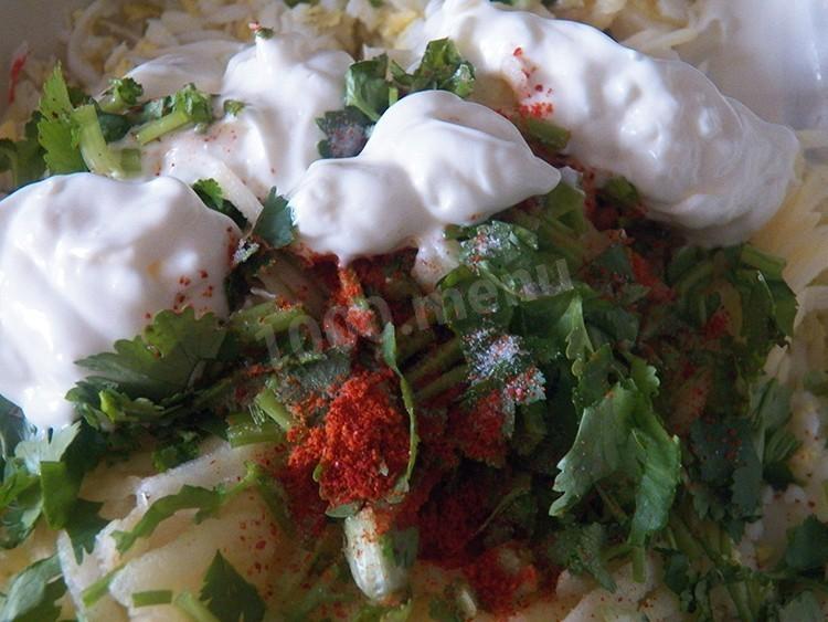 Шаг 8 приготовления Салат с капустой и крабовыми палочками