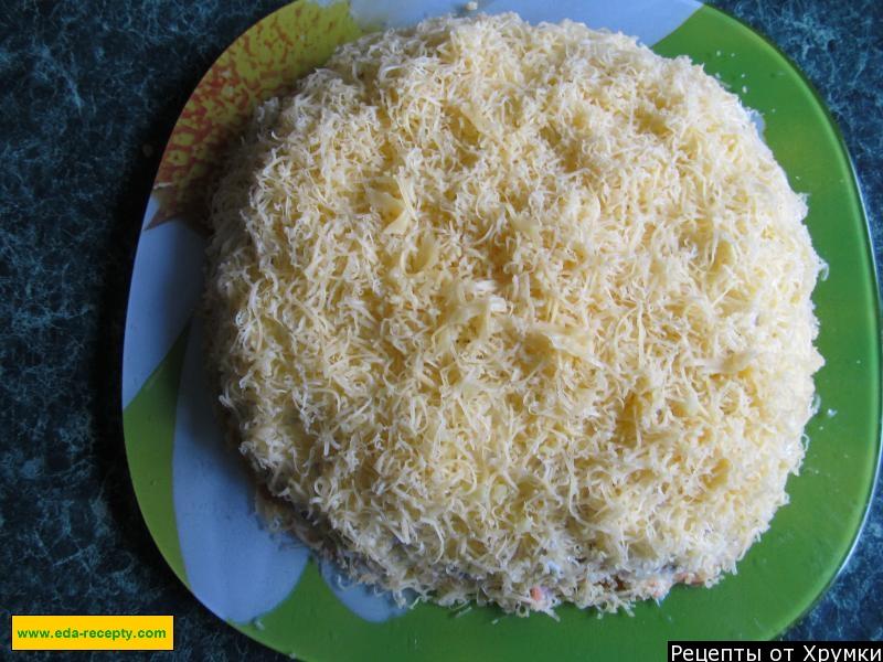 Шаг 9 приготовления Мясной салат Ромашка из свинины с сыром и яйцом